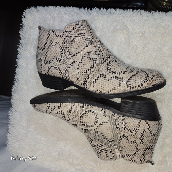 ANNELEISE SNAKE PATTERN  ANKLE BOOTIES SIZE  9M - Picture 8 of 12